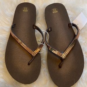 New with tags Route 66 brown flip flops with copper straps size 9/10